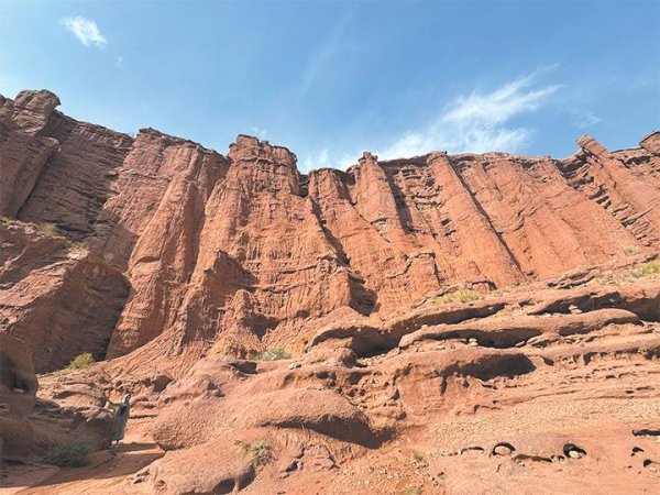 牛顺网 百里丹霞彩带舞，天山南麓弯月明