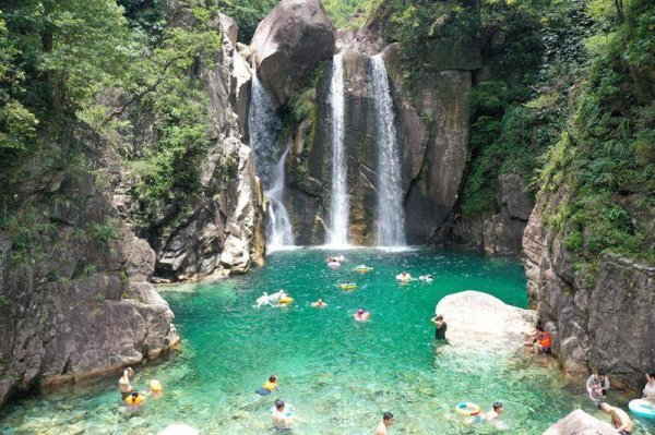 要配资 融水嵘溪瀑布暑期旅游火爆 游客尽享清凉