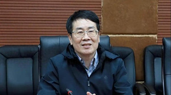 大彩配资 宗馥莉全家照曝光！婶婶最漂亮，妈妈不合群，爷爷奶奶果然宠孙子